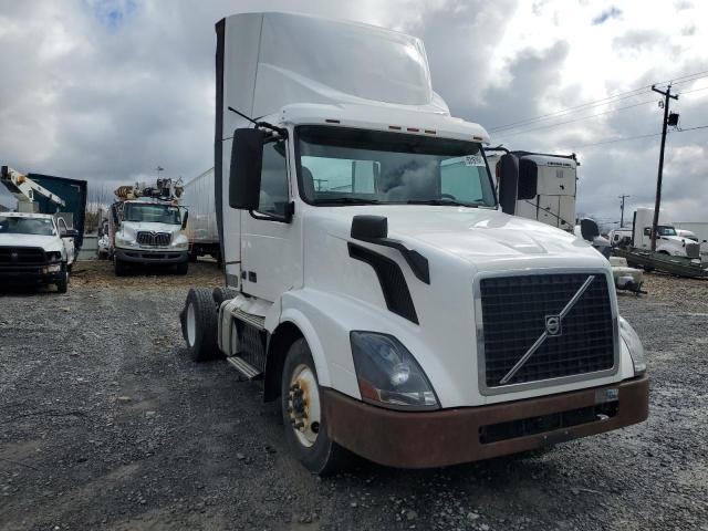  Salvage Volvo Vn