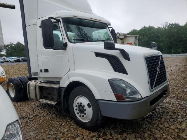  Salvage Volvo Vn