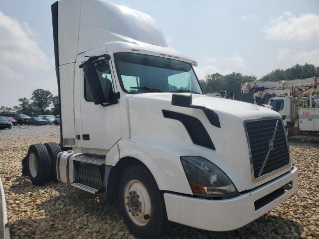  Salvage Volvo Vnl