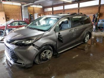  Salvage Toyota Sienna