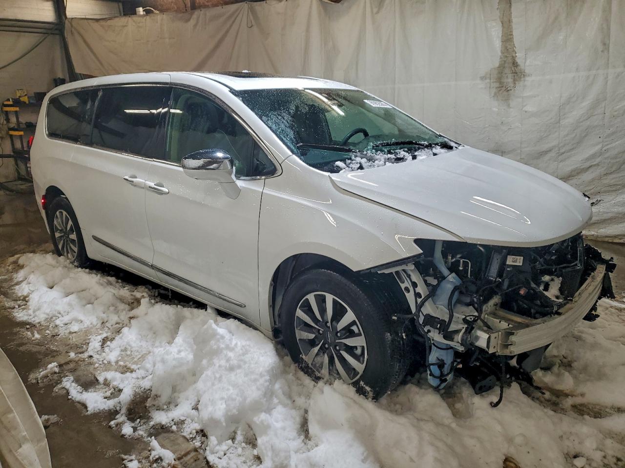 Chrysler Pacifica Hybrid Limited Image 6