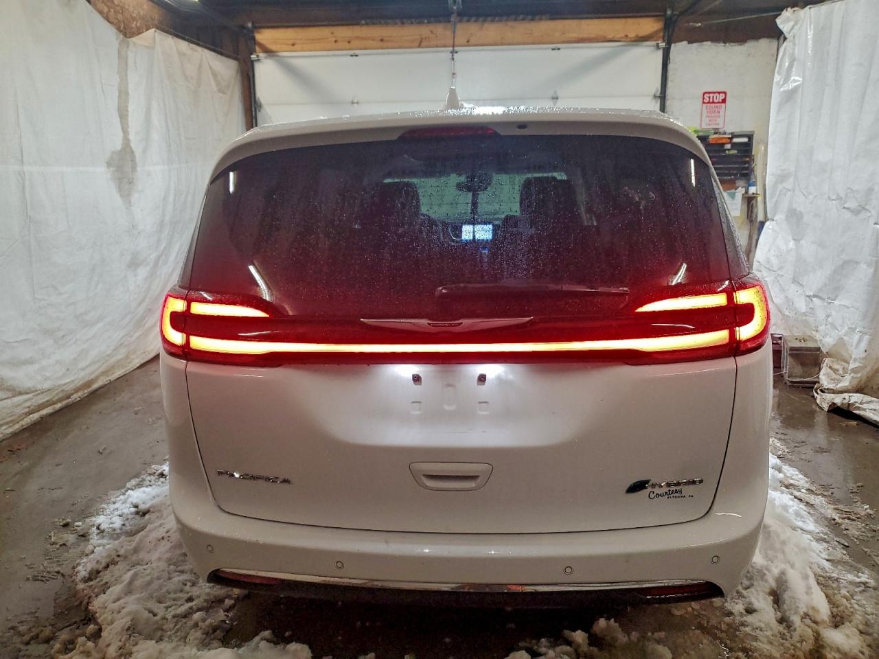 Chrysler Pacifica Hybrid Limited Image 4