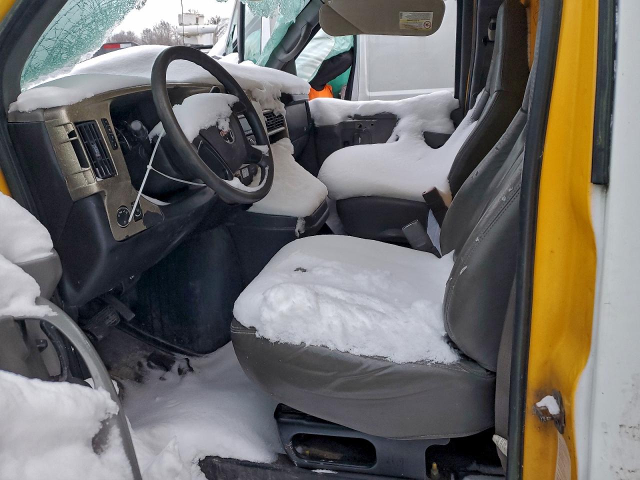 GMC Savana Cutaway G3500 Image 6