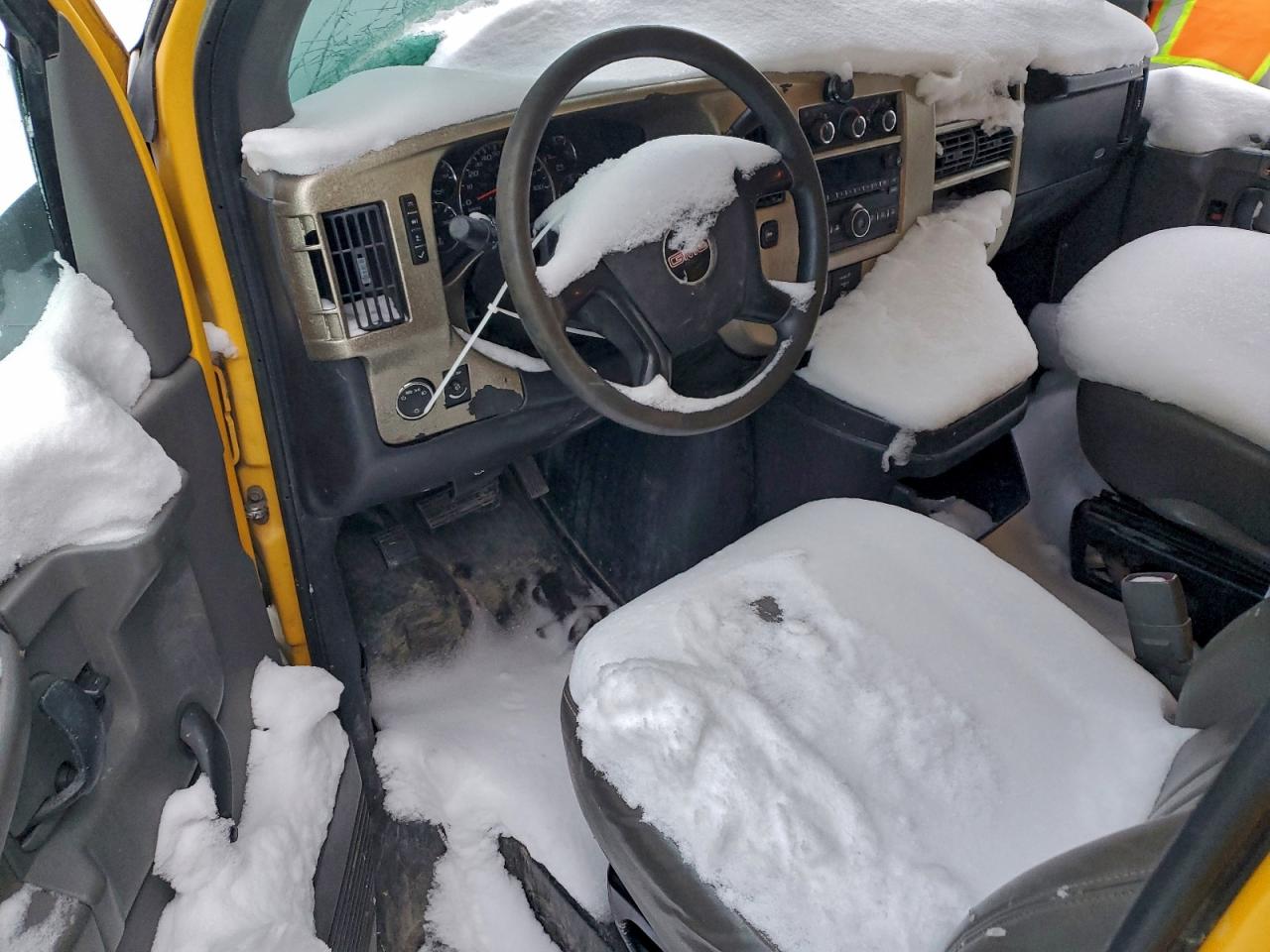 GMC Savana Cutaway G3500 Image 9