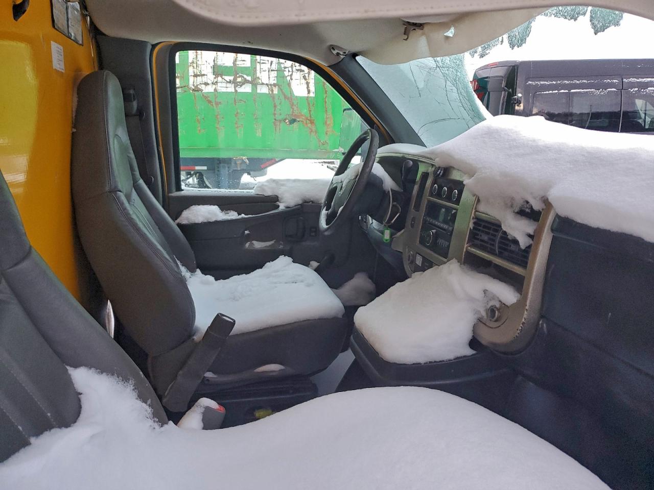 GMC Savana Cutaway G3500 Image 12