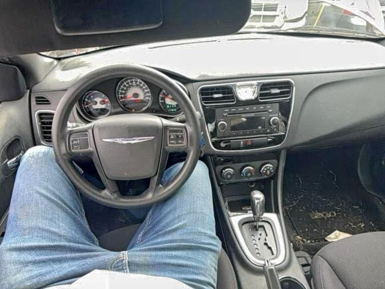 Chrysler 200 Lx Image 8