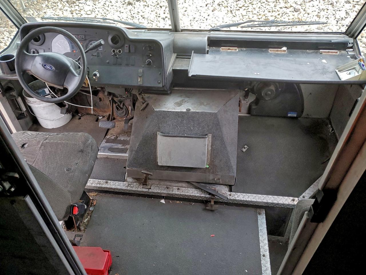 Ford Econoline E350 Super Duty Stripped Chassis Image 4