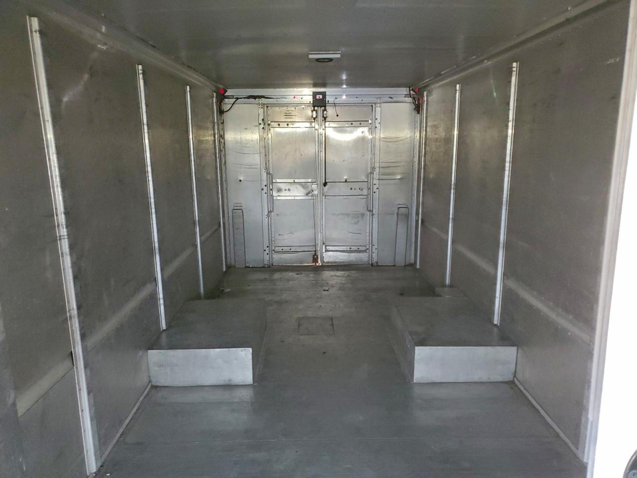 Ford Econoline E350 Super Duty Stripped Chassis Image 7