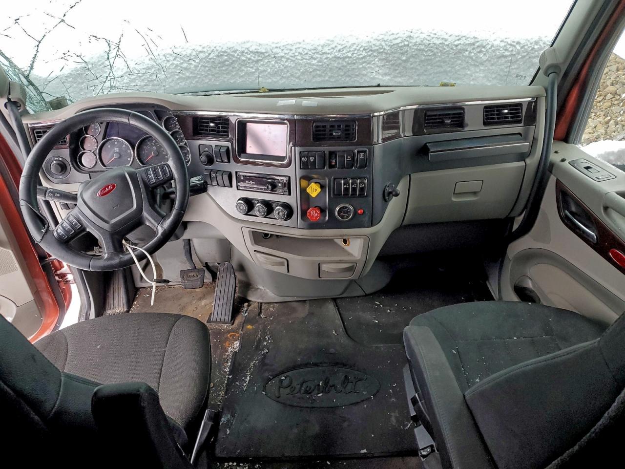 Peterbilt 579 Image 5