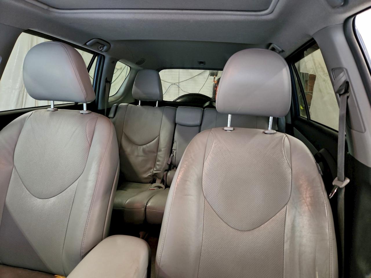 Toyota RAV4 Limited Image 8