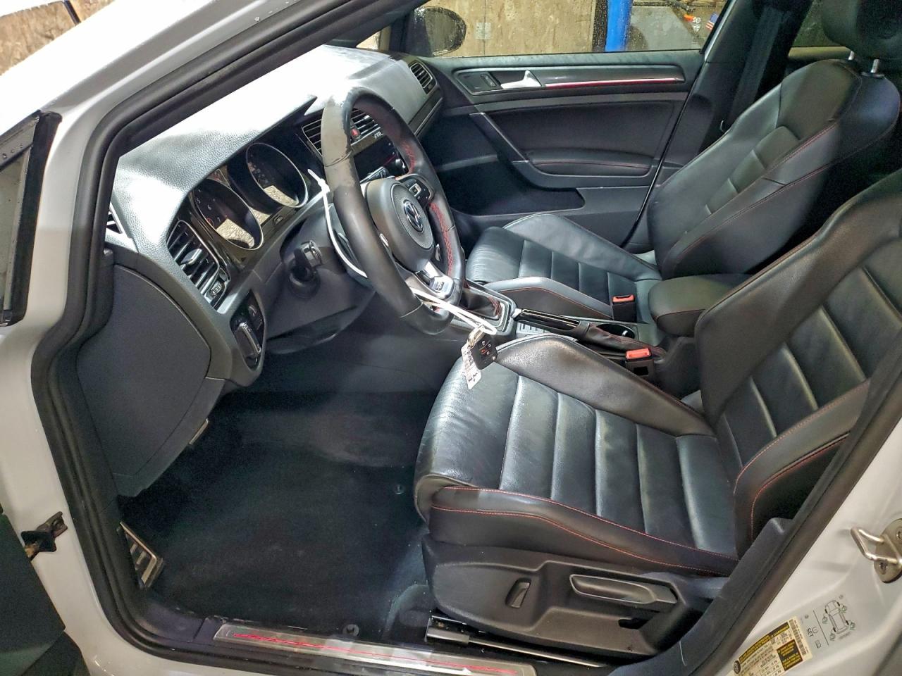 Volkswagen GTI S Image 10