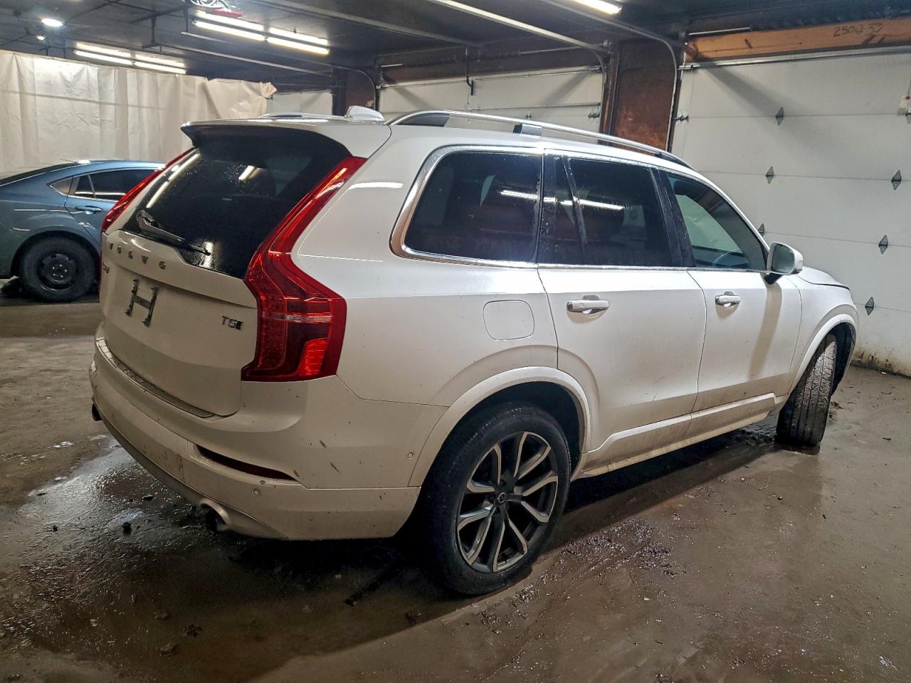 Volvo XC90 T5 Image 2
