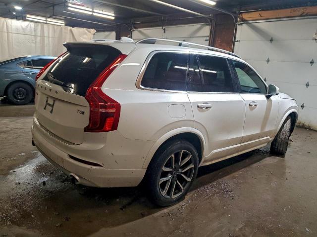 Volvo XC90 T5 Image 2