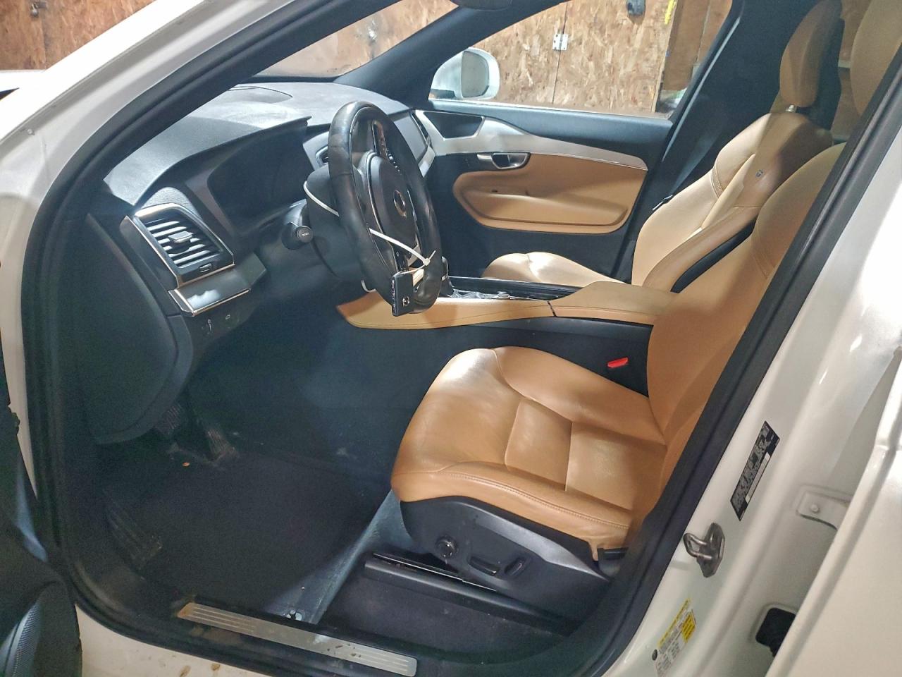 Volvo XC90 T5 Image 3