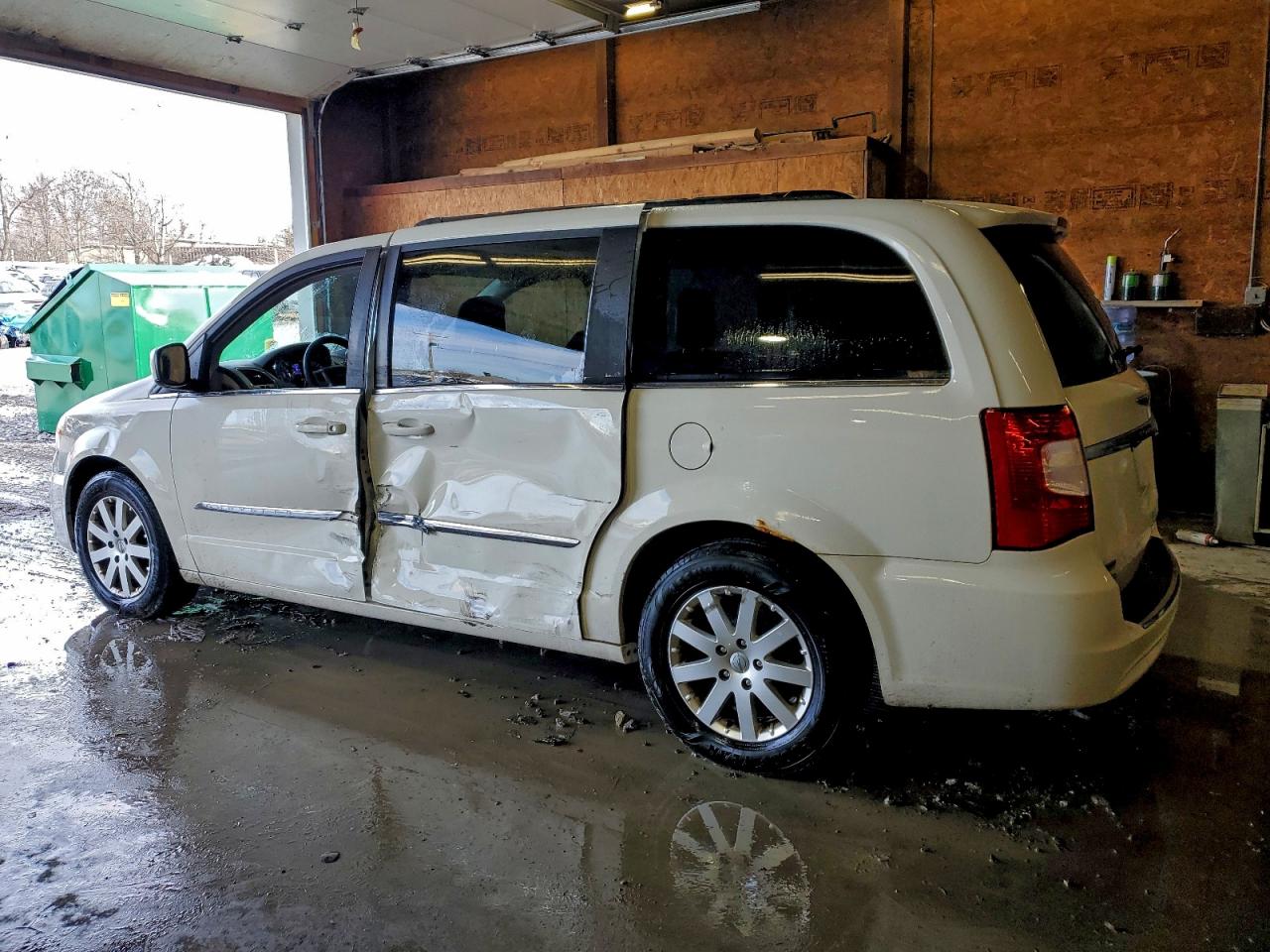 Chrysler Minivan Touring Image 8