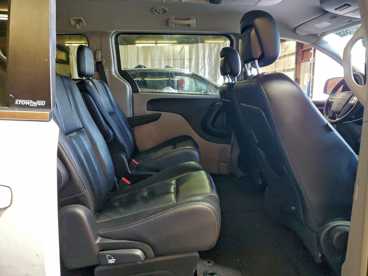 Chrysler Minivan Touring Image 11